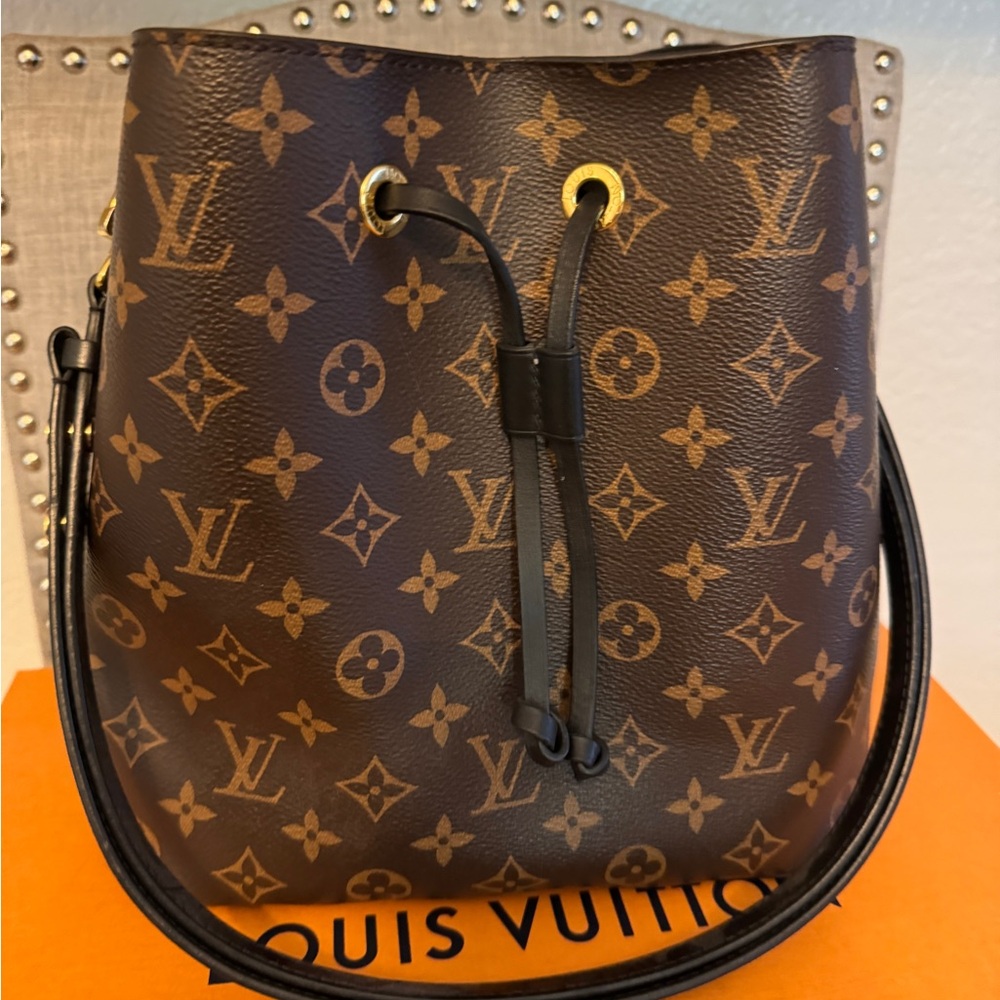 Gently Used Authentic Louis Vuitton Neo Noe MM in Monogram Black.